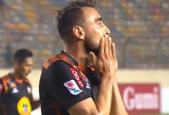 Pha phan luoi kho hieu o giai VDQG Peru hinh anh