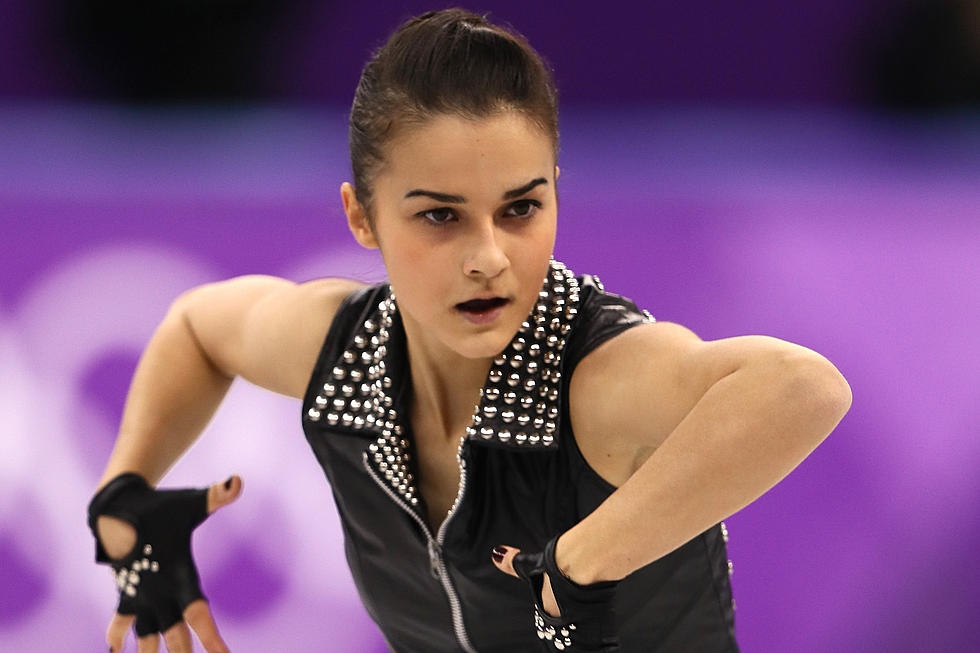 Van dong vien gay bao mang xa hoi khi truot bang tren nen nhac Rock hinh anh