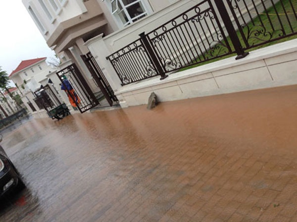 Biet thu chuc ty o Ha Noi chim trong bien nuoc hinh anh