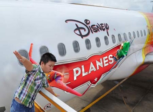 Hanh khach VietJetAir bay cung hoat hinh Disney hinh anh
