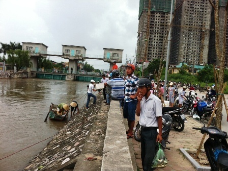 Người Hà Nội tranh nhau mua cá sông Tô Lịch rẻ như cho