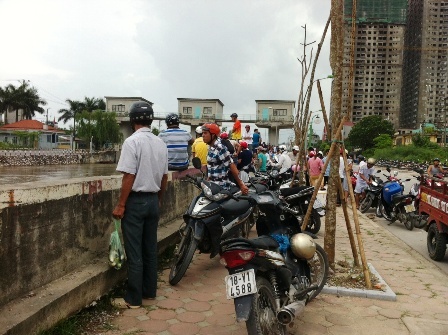 Người Hà Nội tranh nhau mua cá sông Tô Lịch rẻ như cho