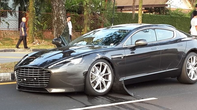 Nhan vien ban xe pha nat Aston Martin Rapide S hinh anh