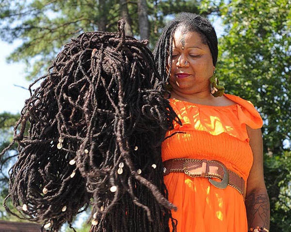 Nguoi phu nu so huu mai toc ky luc dai hon xe bus hinh anh