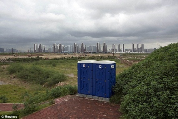 Di tieu vang ra ngoai bi phat tien hinh anh