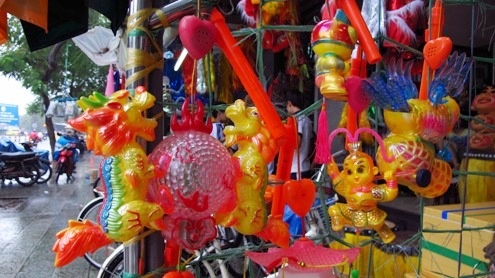 Tre Viet van vui Trung thu bang do choi bao luc hinh anh