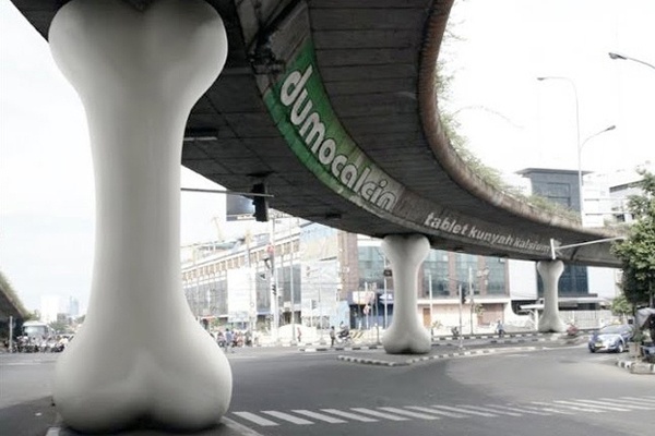 Nhung quang cao hai huoc nhat voi cot den hinh anh