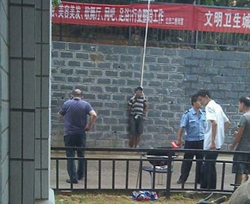 Trom bi bat, treo len nhu thoi trung co o Trung Quoc hinh anh