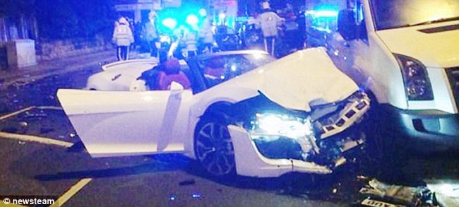 Audi R8 Spyder dam nat Ford Fiesta hinh anh