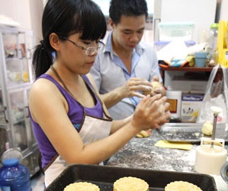 Banh trung thu “homemade” dat hang hinh anh