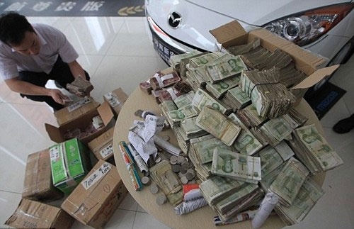 Chu doanh nghiep vac 10 thung tien le mua... o to hinh anh