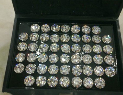 Da trang suc 20.000 dong thanh kim cuong nhan tao tien trieu hinh anh