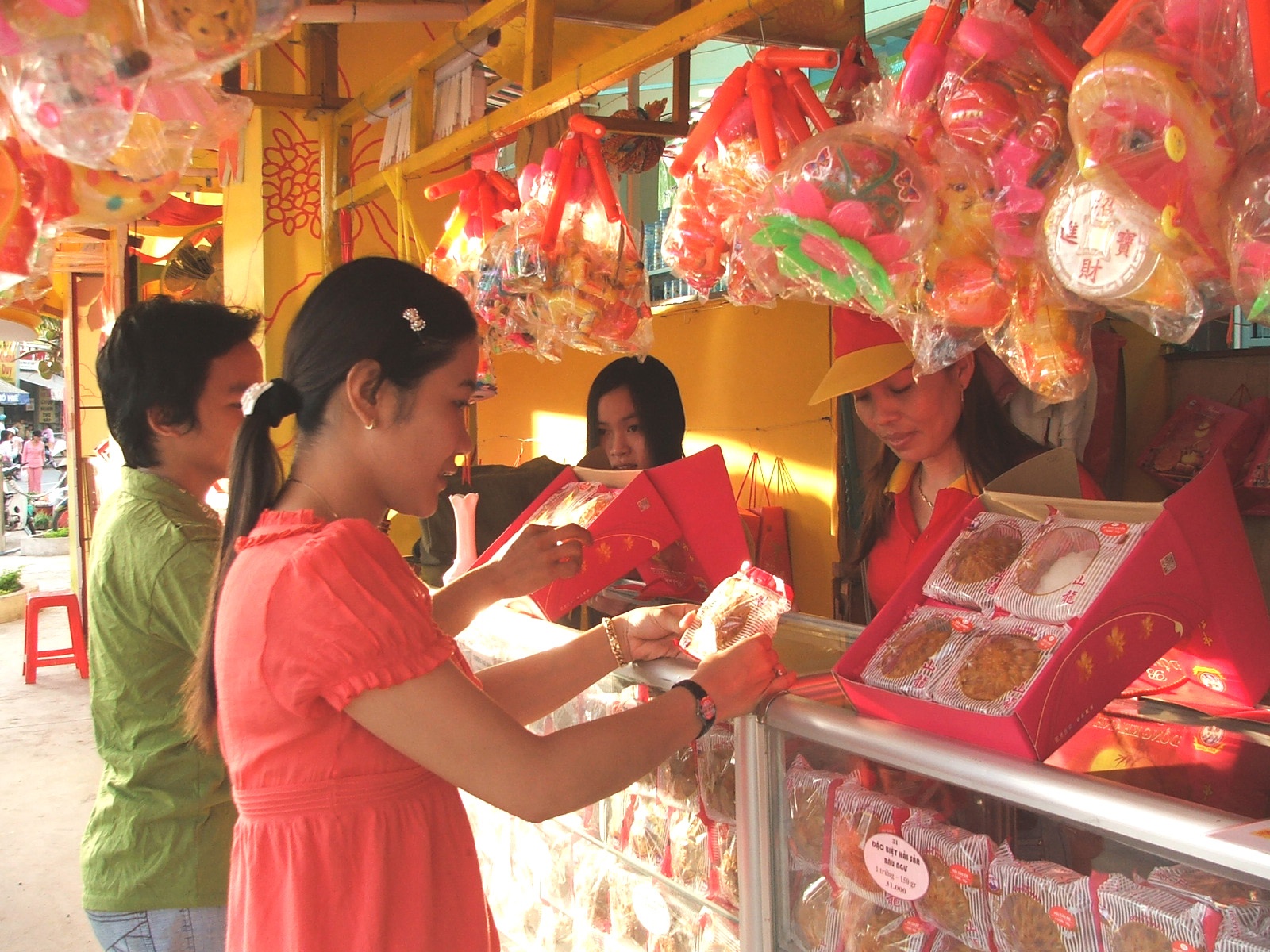 Doi gia 300%, banh trung thu van bi ‘can dieu’ hinh anh