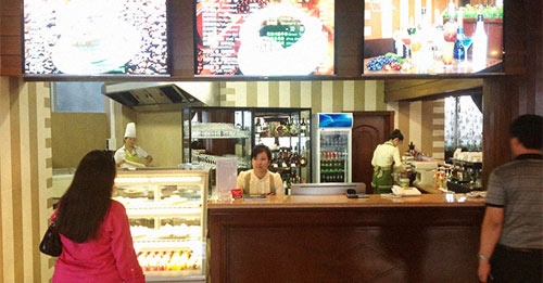 Ben trong quan ca phe hang sang o Trieu Tien hinh anh