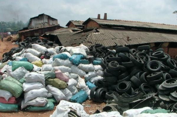 Dua nhau xin mua lop o to cu ton cang hinh anh