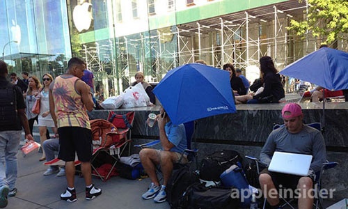 Cam trai xep hang cho iPhone moi hinh anh