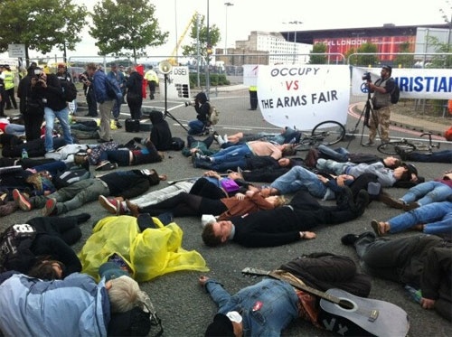 Bieu tinh 'chet' o hoi cho vu khi London hinh anh