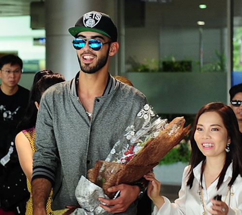 Dang sau thuong vu dua trai dep bi truc xuat den Viet Nam hinh anh