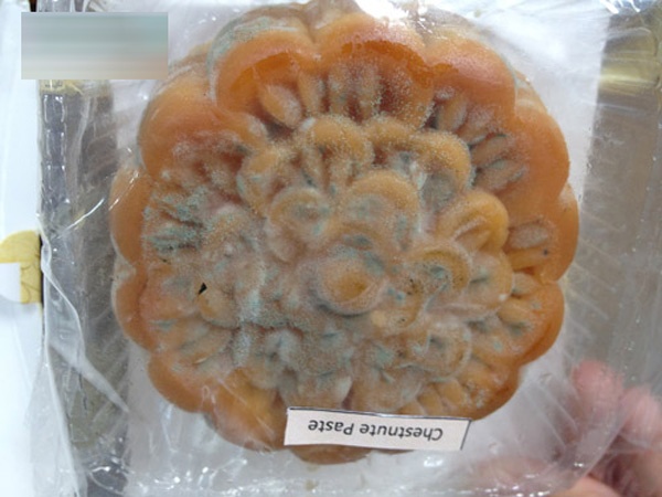 Banh Trung thu len moc van duoc bay ban hinh anh