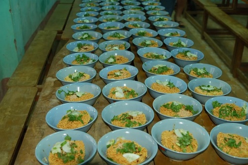 Ca the gioi phu thuoc vao goi mi an lien? hinh anh