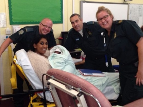 Giao vien do de cho dong nghiep tai lop hoc hinh anh