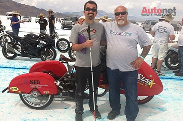 Tay dua mu lai xe voi van toc 88,5 km/h hinh anh