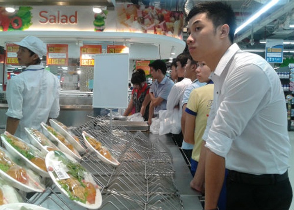 Xep hang vai tieng dong ho de mua ga thai ve an hinh anh