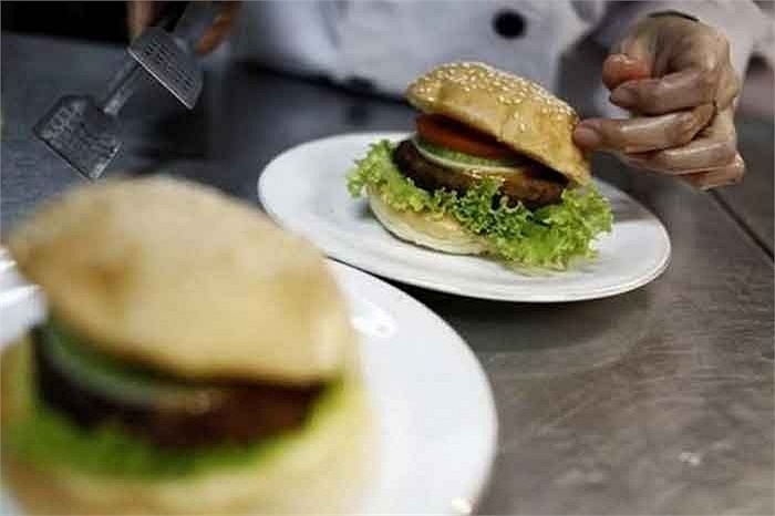 Can canh 'sat' ran o nha hang hamburger kep thit ran ho mang hinh anh