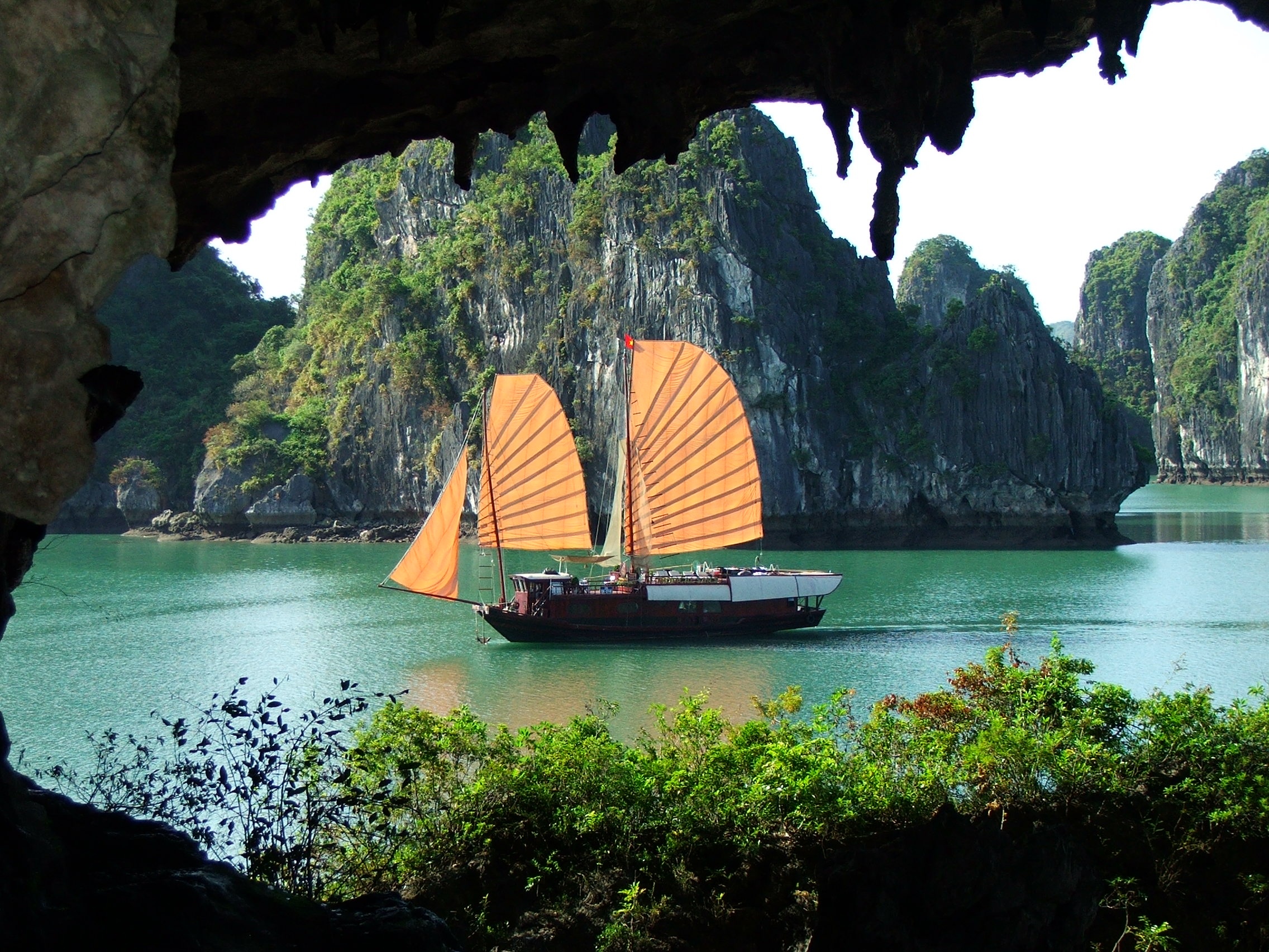 Phi tham quan vinh Ha Long tang gan gap doi hinh anh