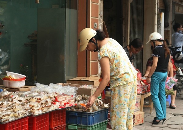 Banh trung thu do dong, dai ha gia 2.000 dong/chiec hinh anh