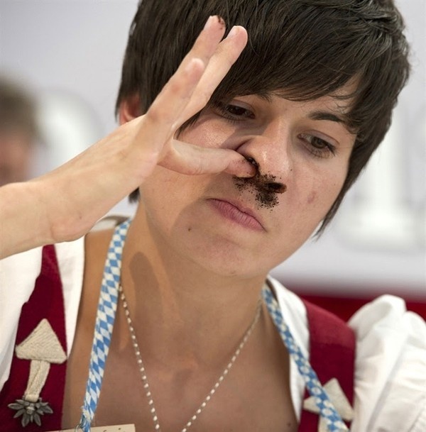 'Tac tho' voi cuoc thi... hit bot thuoc la hinh anh