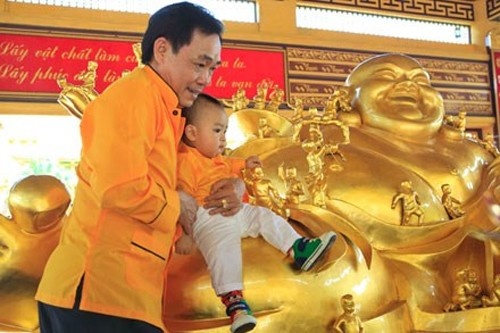 Bo ty phu 1 tuoi noi danh voi nhung cau chuyen 'dien' hinh anh