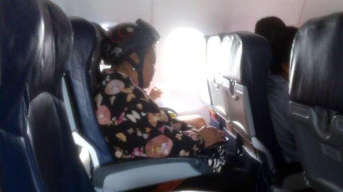 Nhung tinh huong quai chieu tren may bay hinh anh