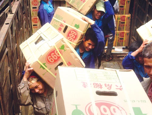 Vi sao hang Trung Quoc tai Viet Nam co gia re? hinh anh