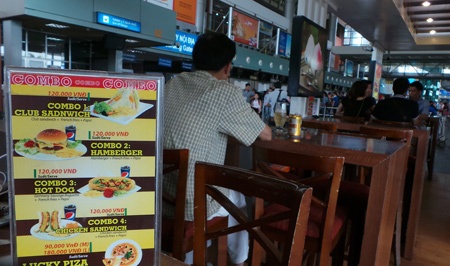 Hang nhai duoc ban cong khai tai san bay Noi Bai hinh anh