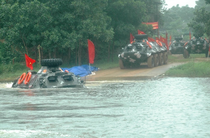 Bo tu lenh Thu do luyen chien dau voi xe loi nuoc hinh anh