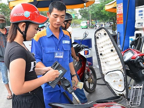 Mot lit xang 'cong' 8.000 dong thue, phi hinh anh