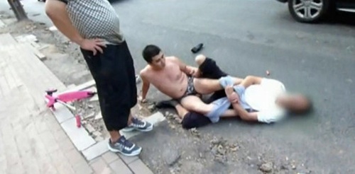 Bi lot het quan ao sau va cham giao thong hinh anh