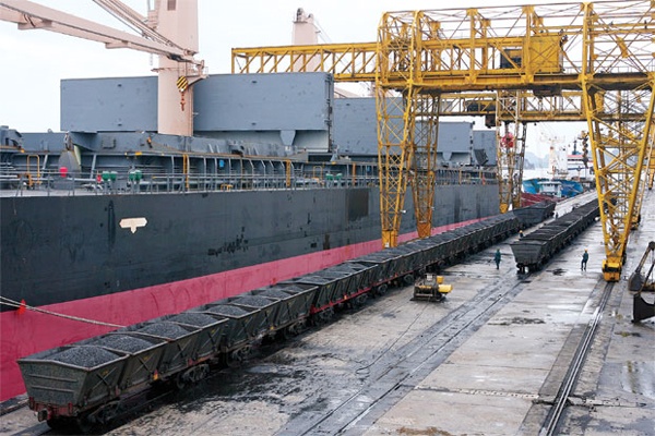 Ngan hang nao bom tien cho 'chua chom' Vinacomin? hinh anh