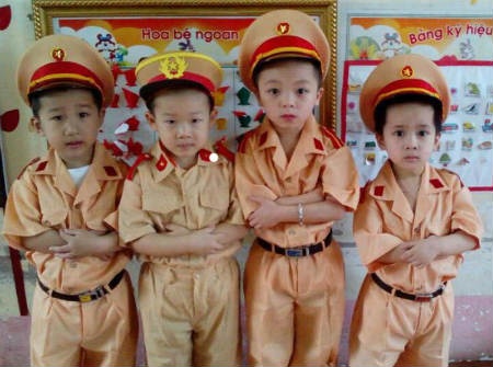 Trang phuc canh sat giao thong gia nua trieu o Ha Noi? hinh anh