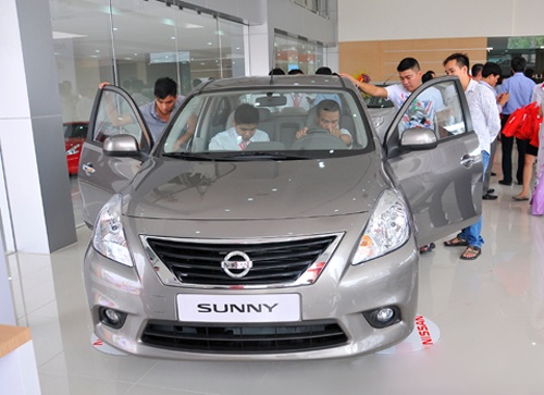 Nissan Sunny dot ngot giam gia gan 30 trieu hinh anh