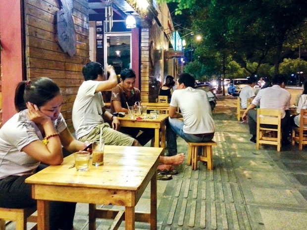 Nhan vien van phong toi ban pho, bung ca phe hinh anh