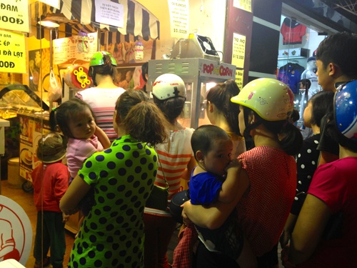 Xep hang mua bap rang bo 4.000 dong/hop o Ha Noi hinh anh