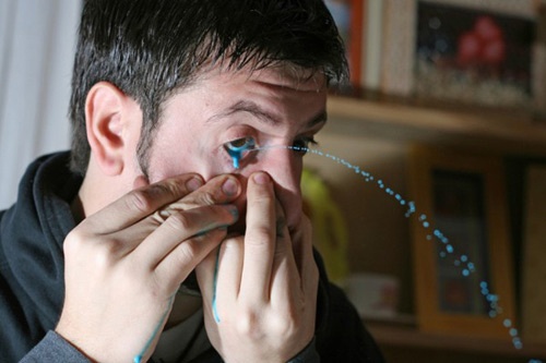 Video 2 di nhan phun nuoc tu cam va mat hinh anh