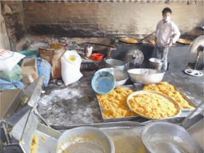 Phat hien co so san xuat ruoc bang... may tron be tong hinh anh