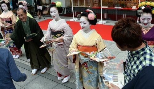 Man trinh dien dac biet cua nu sinh geisha giua pho hinh anh