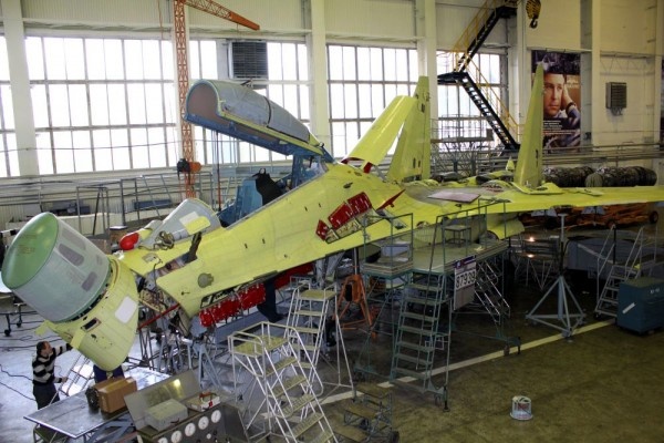 Ben trong nha may lap rap sieu chien co Su-35 va Su-30M2 hinh anh