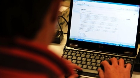 Ke doi bai lam dung tinh duc 300 be gai qua mang hinh anh