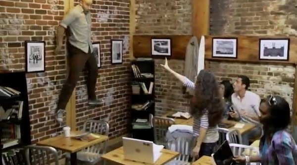 Quan cafe hon loan vi co gai co 'sieu nang luc' hinh anh