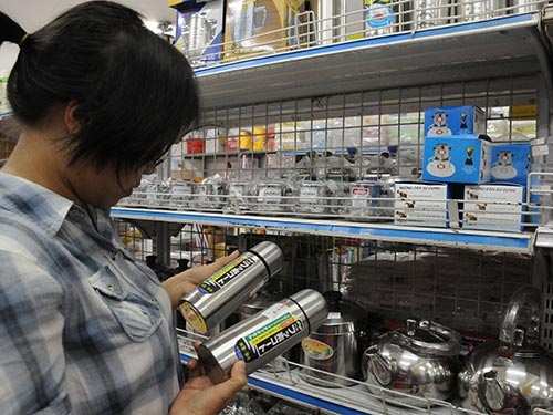 Phich nuoc Trung Quoc co chat doc van duoc sieu thi bay ban hinh anh